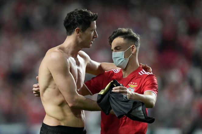 Robert Lewandowski oddał koszulkę kibicowi, który wbiegł na boisko