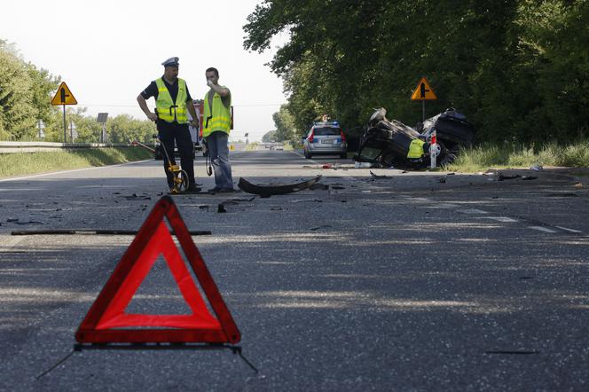 Bytonia: Dramatyczne dachowanie na trasie Chojnice-Stargard, jedna osoba nie żyje