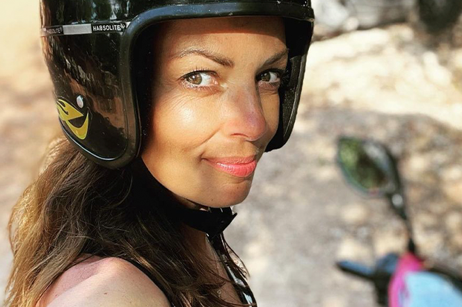 Katarzyna Glinka wybrała modny kierunek na wakacje. Na miejscu sprząta plażę