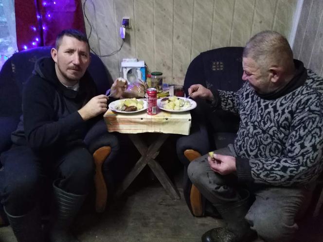 Tęgie mrozy w Plutyczach. Jak radzą sobie Gienek i Andrzej?