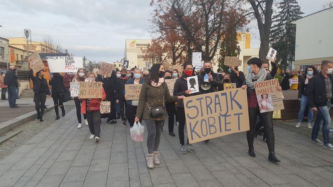 Strajk kobiet: „Chciałabym dokonać aborcji rządu”. Bełchatowianki OSTRO na ulicach miasta!