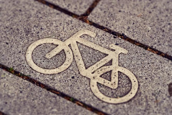 Pirat drogowy wjechał na ścieżkę rowerową! Dwójka dzieci uciekała w krzaki