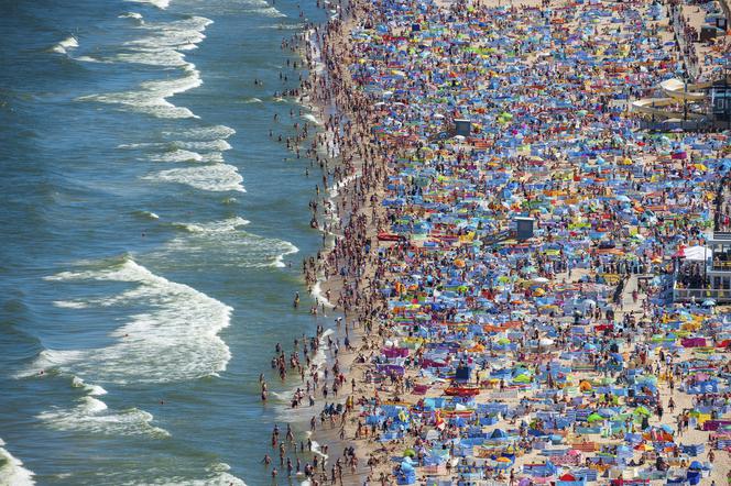 Tłum na plaży we Władysławowie