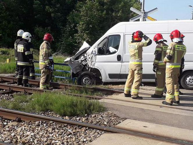 Ćmielów: Groza na przejeździe kolejowym! Bus wjechał w lokomotywę!