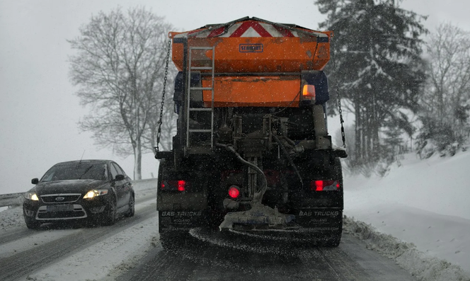 IMGW: Intensywne opady śniegu w 14 województwach! Daty wywołały panikę