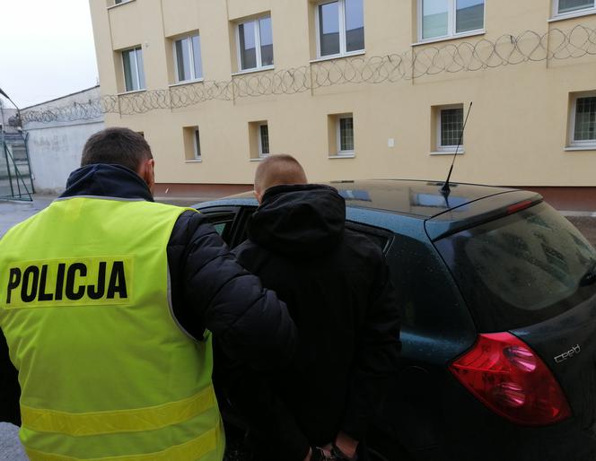 ISTNA DEMOLKA na parkingu w Piotrkowie. Wybijał szyby, urywał lusterka, skakał po dachu