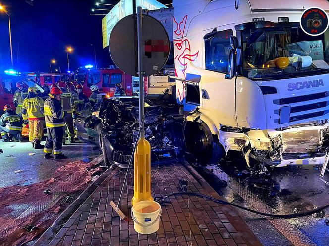 BMW zmasakrowane przez ciężarówkę. Poważny wypadek przy trasie S8