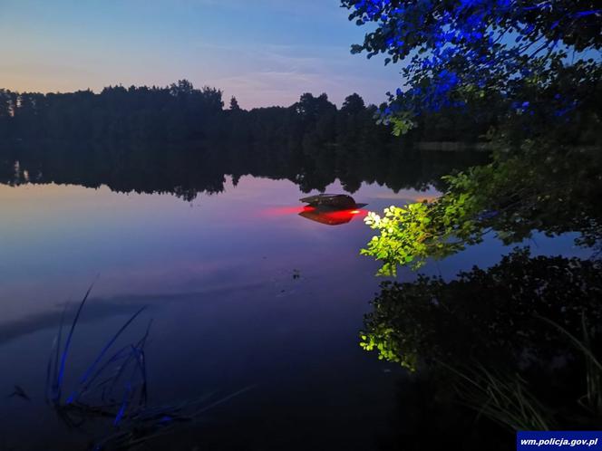 Olsztynek. Wjechał autem do jeziora, a potem schował się w zbożu