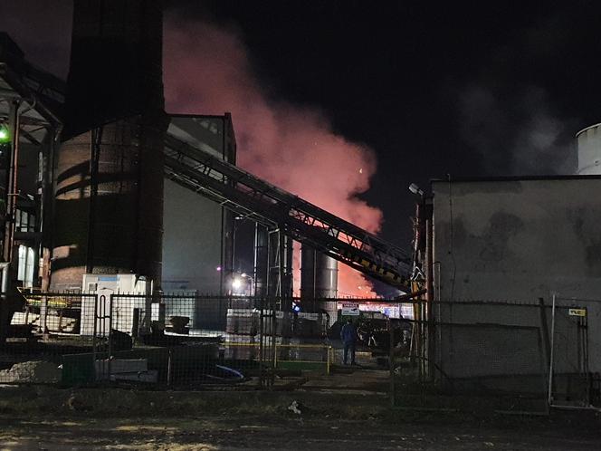 Potężny pożar w Tychach! Na miejscu kilkanaście zastępów strażackich. Co się dzieje?!