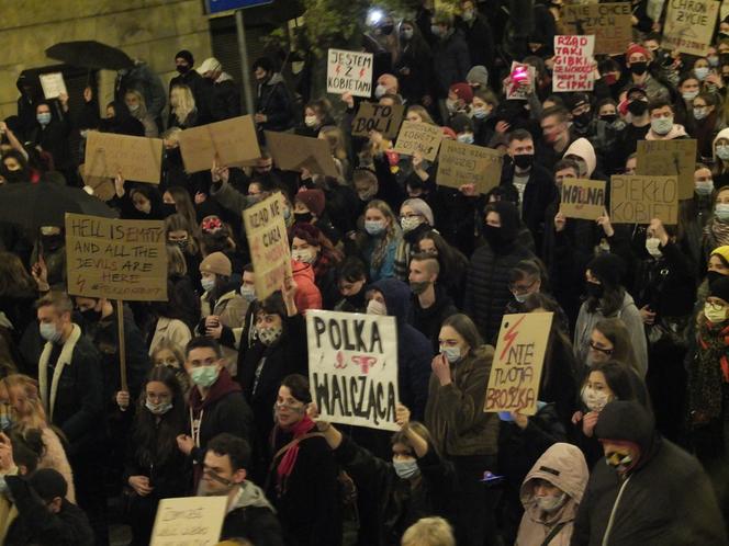 PROTEST KOBIET W LUBLINIE. KILKA TYSIĘCY OSÓB PRZEMASZEROWAŁO POD ARCHIKATEDRĘ I KURIĘ LUBELSKĄ. ŚWIĄTYNI MODLITWĄ BRONILI PRAWICOWCY