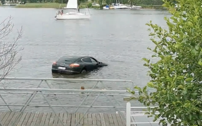 Tak tonie Porsche w jeziorku w Iławie