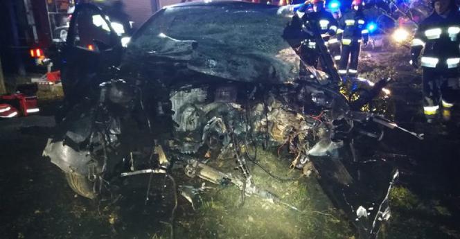 KOSZMARNY wypadek na Podlasiu! Auto zmiażdżone, nie zyje 23-latek!