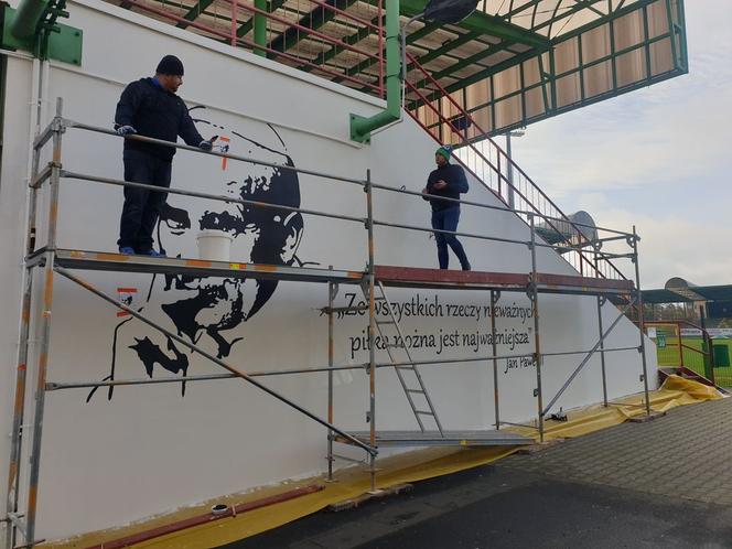 Mural w obronie Jana Pawła II na stadionie GKS Bełchatów. Lewicowe środowiska próbują Go mieszać z błotem