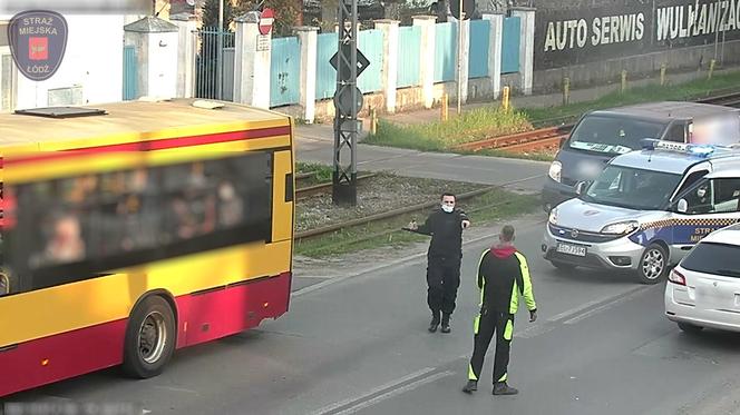 Pijany biegał po ulicy w centrum Łodzi i kopał przejeżdżające samochody. Interweniowali strażnicy miejscy