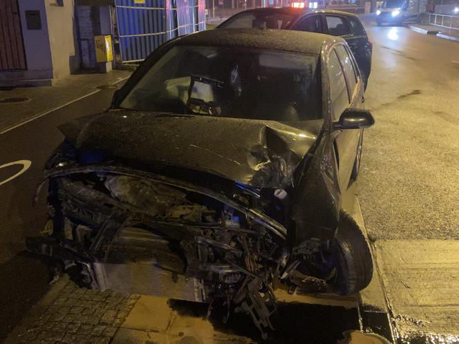 Z potężną siłą wjechała w sygnalizację! Pijana kobieta wiozła swoje maleńkie dziecko
