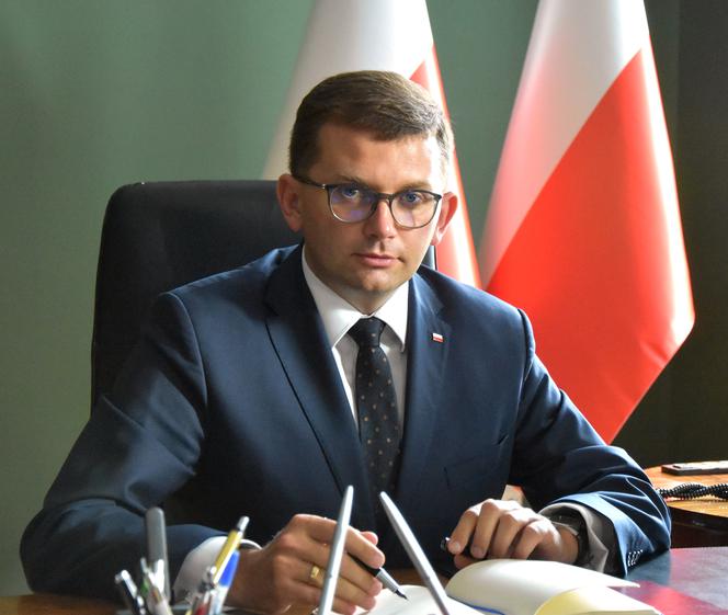 Łukasz Kmita trafił na kwarantannę. Wojewoda miał kontakt z zakażonym koronawirusem