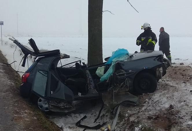 Potworny wypadek pod Ostrowem Mazowiecka. Co się stało z pasażerami auta?