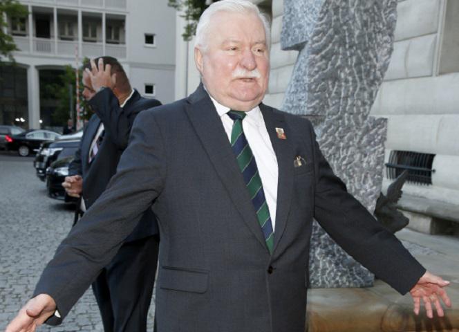 Wałęsa pokazał jak się modli