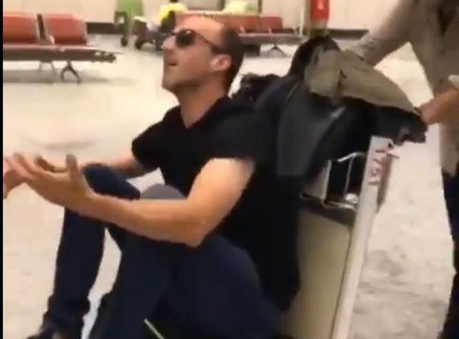 Robert Kubica na wózku bagażowym