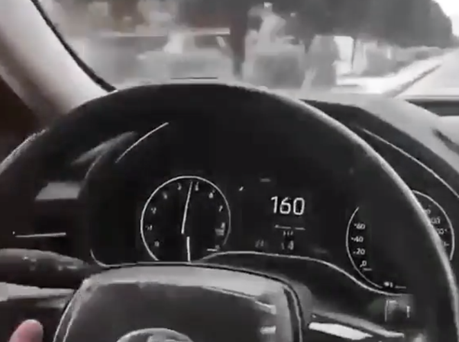 Nowiutka Toyota uszkodzona przez szaleńczą jazdę