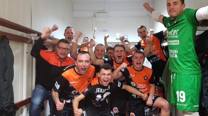 Piłkarze FC Toruń pokonali na wyjeździe Clearex Chorzów 3:2! Ogromna radość w szatni