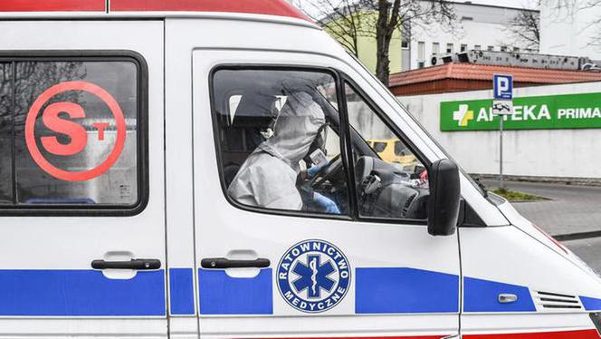 Ewakuacja Specjalistycznego Szpitala Miejskiego w Toruniu - ambulans wiozący pacjentów z koronawirusem