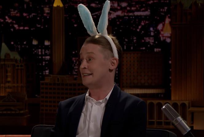 Macaulay Culkin udziela wywiadu w króliczych uszach. O co mu chodzi?