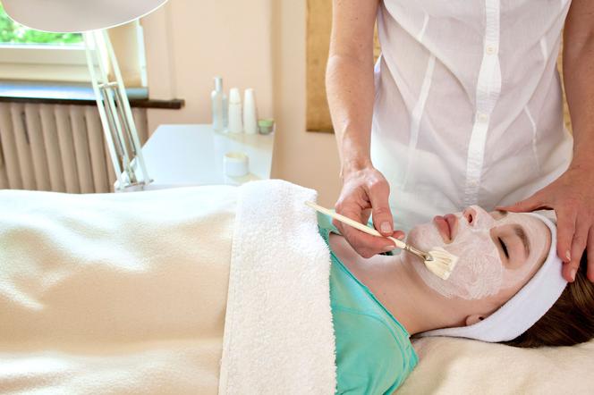Peeling chemiczny: na czym polega i ile kosztuje? Peeling chemiczny w domu