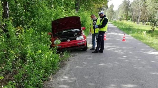 Bełcząc: PRZERAŻAJĄCY wypadek. Kierowca WYPADŁ z auta. 40-latek ZGINĄŁ na miejscu