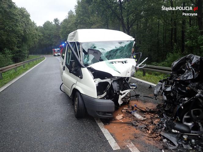 Zderzył się z BMW X6. Kierowca busa zginął