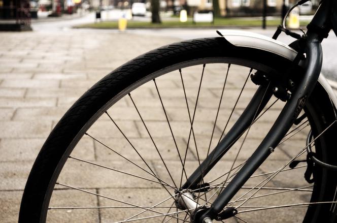Rowerzysta potrącił pieszą i uciekł