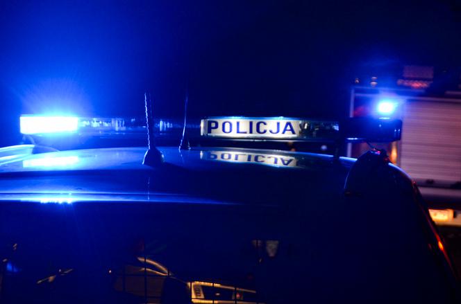Policyjna interwencja zakończona w… FONTANNIE! Radiowóz utknął w niej na KILKA GODZIN