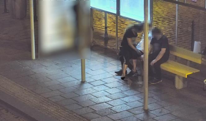 Kraków: Kobieta usiadła na kolanach pijanego mężczyzny. Miała niecne zamiary