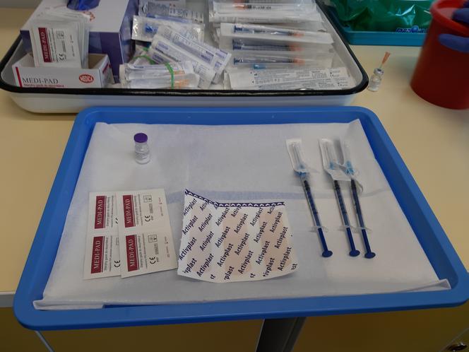 Szczepionki na COVID19. Pierwsi medycy w Opolu już zaszczepieni