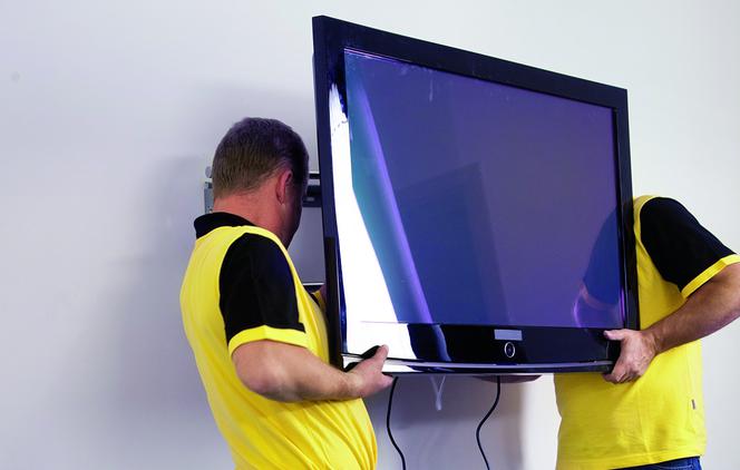montaż telewizora na ścianie