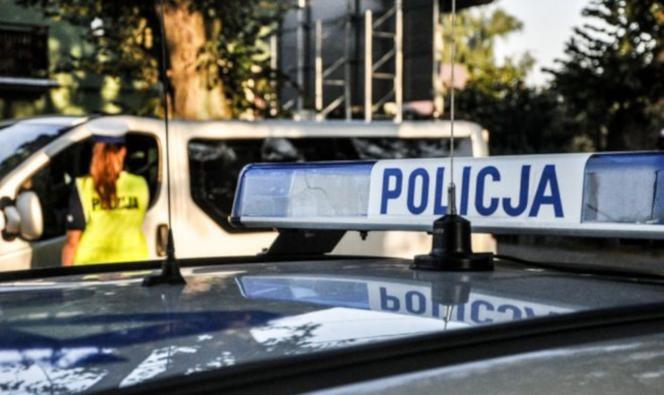 Ktoś zepchnął samochód z drogi. Policja szuka kierowcy mazdy