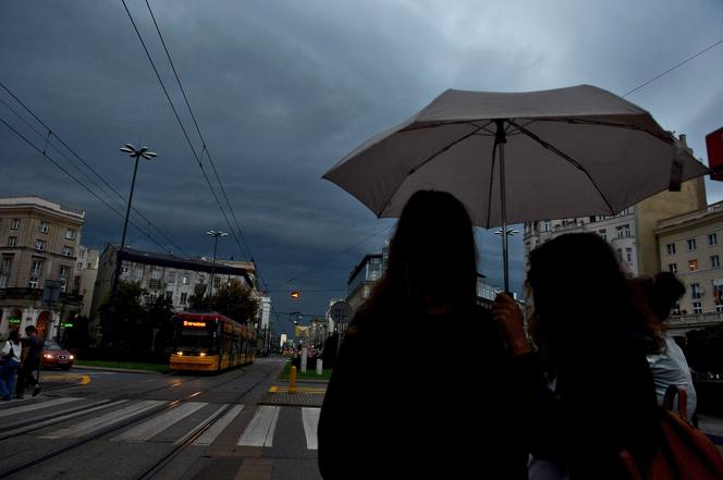 Do Warszawy nadciąga potężna burza. Wysłano alerty, zbliża się gradobicie i wielka ulewa 14.05.2021
