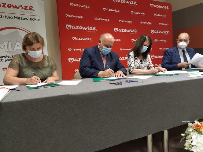 Władze gminy Siedlce podczas podpisywania umów z przedstawicielami samorządu województwa mazowieckiego