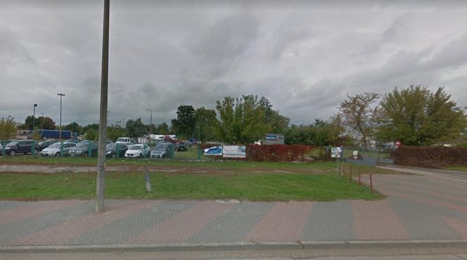 Ostrołęka. Leżał ciężko ranny w centrum miasta! Obok stało jego auto. Policja szuka świadków!