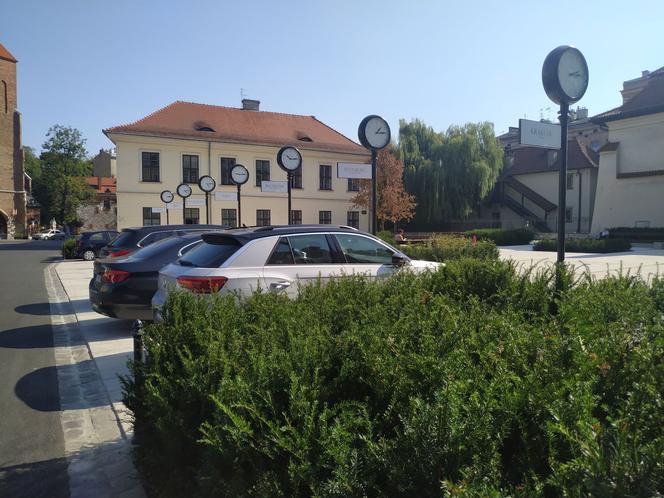 Miejsca postojowe na Placu Świętego Ducha do likwidacji. Będzie więcej zieleni?