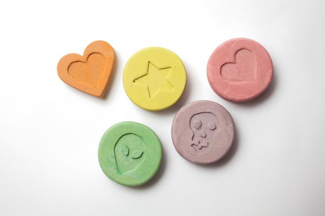 Ecstasy (MDMA): działanie, objawy i skutki uboczne zażycia narkotyku