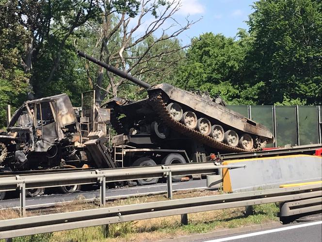 Szczecin. Zderzenie ciężarówek przewożących czołgi