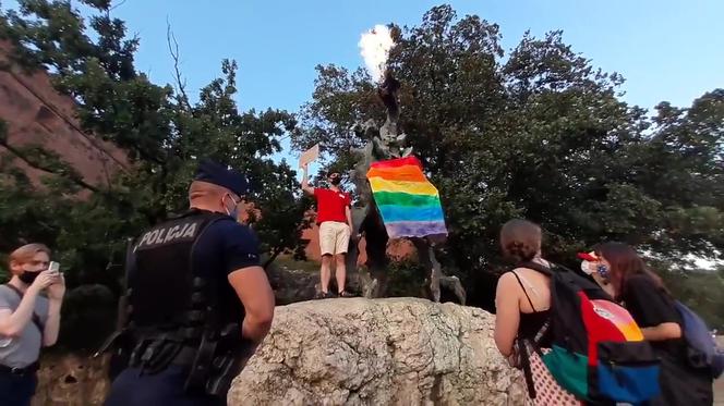 Tęczowa flaga na Smoku Wawelskim.