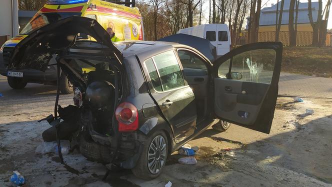 Bus staranował osobowego renaulta. Dwie osoby w szpitalu.