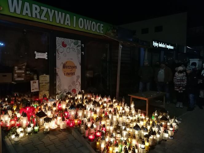 Morze zniczy przed warzywniakiem pana Stasia w Ząbkach
