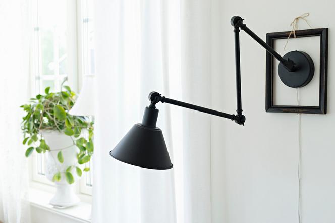 Lampa ścienna do czytania