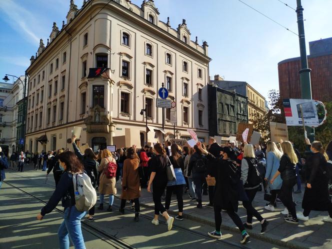 Pierwsze środowe protesty w centrum Krakowa. Studenci i studentki protestowali w rytmie techno.