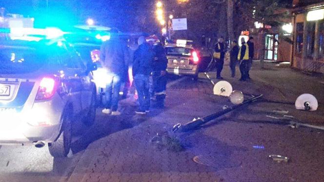 Słup stanął na drodze pijanego kierowcy! Dojechał do aresztu, nie do domu