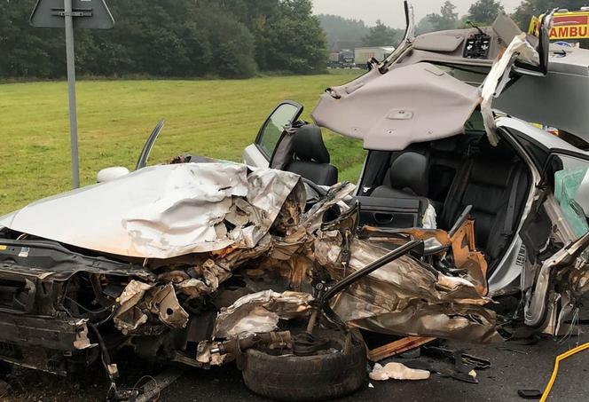 Wach. Koszmarny wypadek na DK nr 53! Sześć osób rannych, kilka ciężko. Zmasakrowane volvo