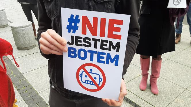 NIE JESTEM BOTEM - z takim hasłem przyszli protestujący pod Urząd Marszałkowski